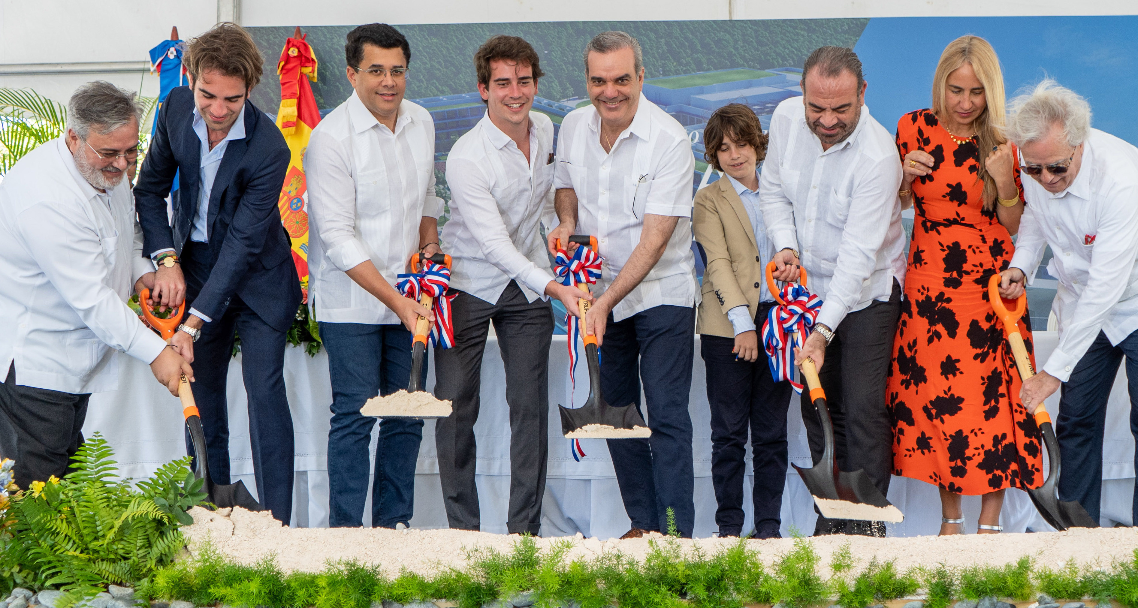 Con la asistencia del presidente de la República, Luis Abinader Corona, la cadena Meliá Hotels International realizó el primer picazo para los inicios de trabajos de reconstrucción del hotel Paradisus Punta Cana.